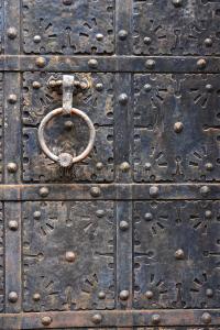 vecchia-maniglia-di-porta-sulla-porta-medievale-del-ferro-danzica-polonia-59952363.jpg?w=200